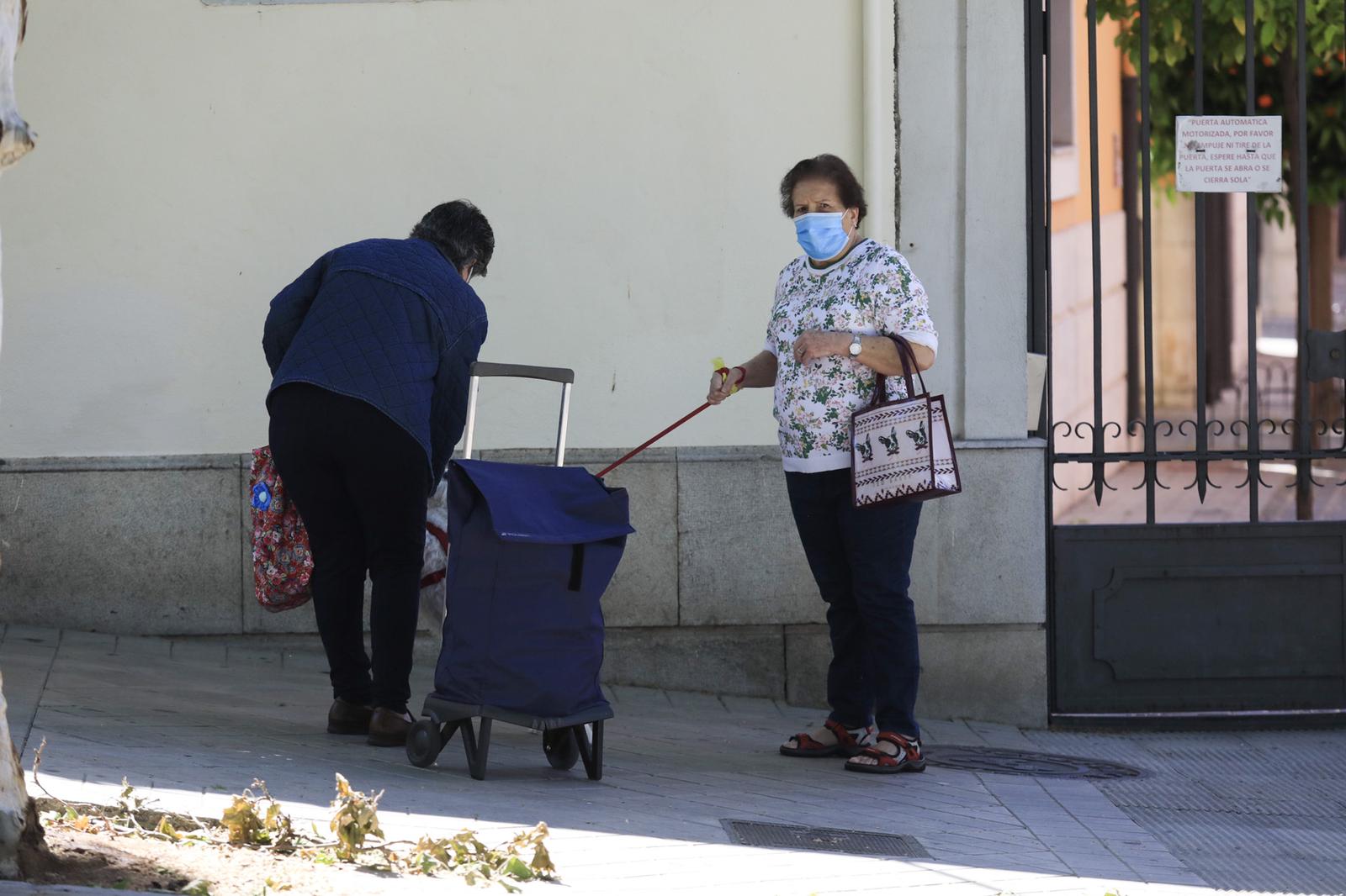 En el horario estipulado para hacerlo, las personas de más de 70 años han paseado de nuevo por las calles de la ciudad