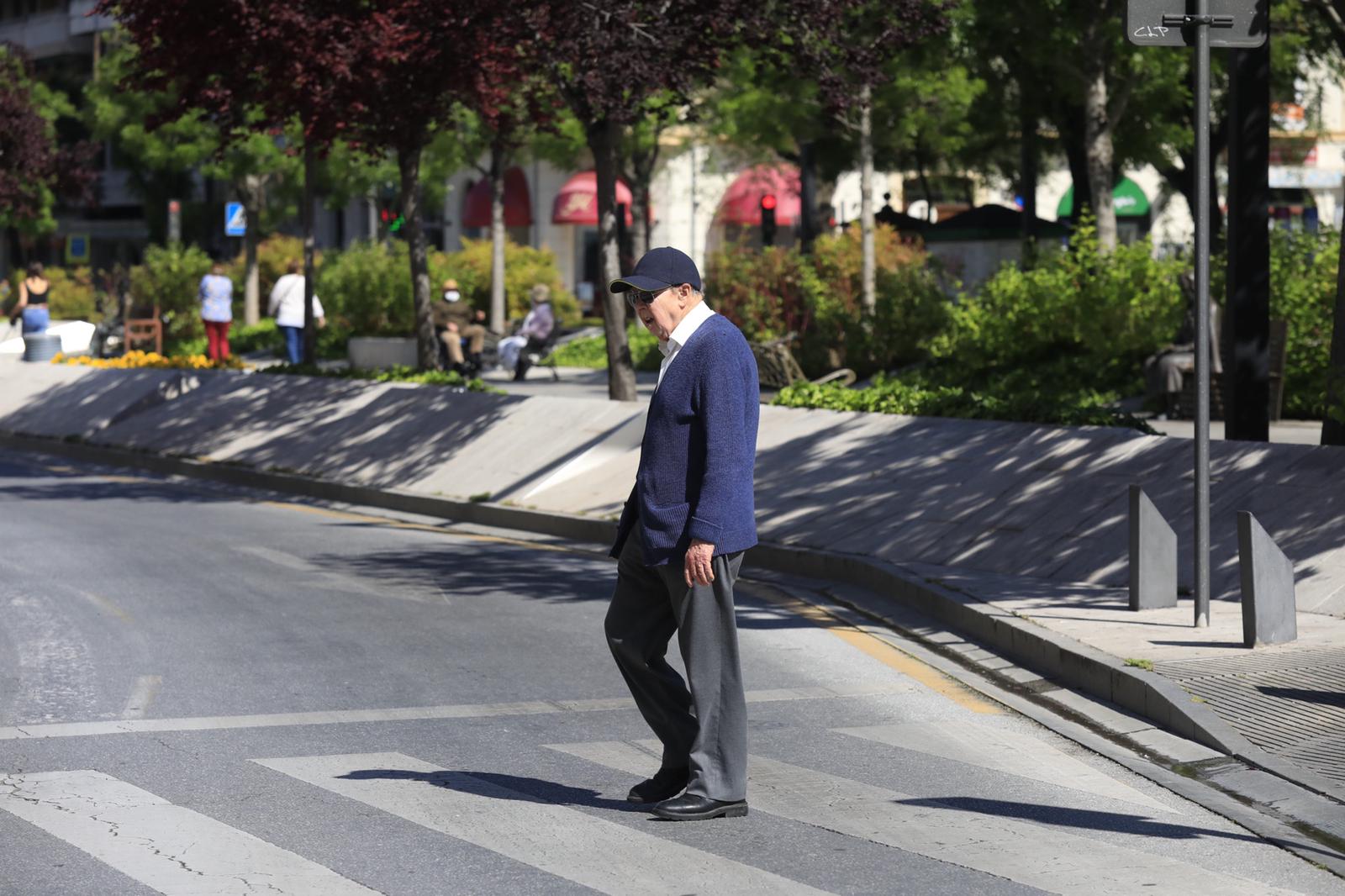 En el horario estipulado para hacerlo, las personas de más de 70 años han paseado de nuevo por las calles de la ciudad