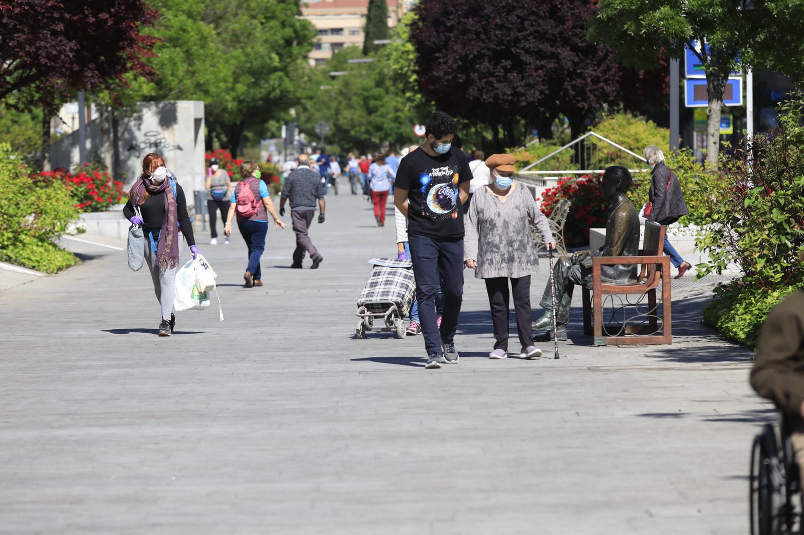 En el horario estipulado para hacerlo, las personas de más de 70 años han paseado de nuevo por las calles de la ciudad