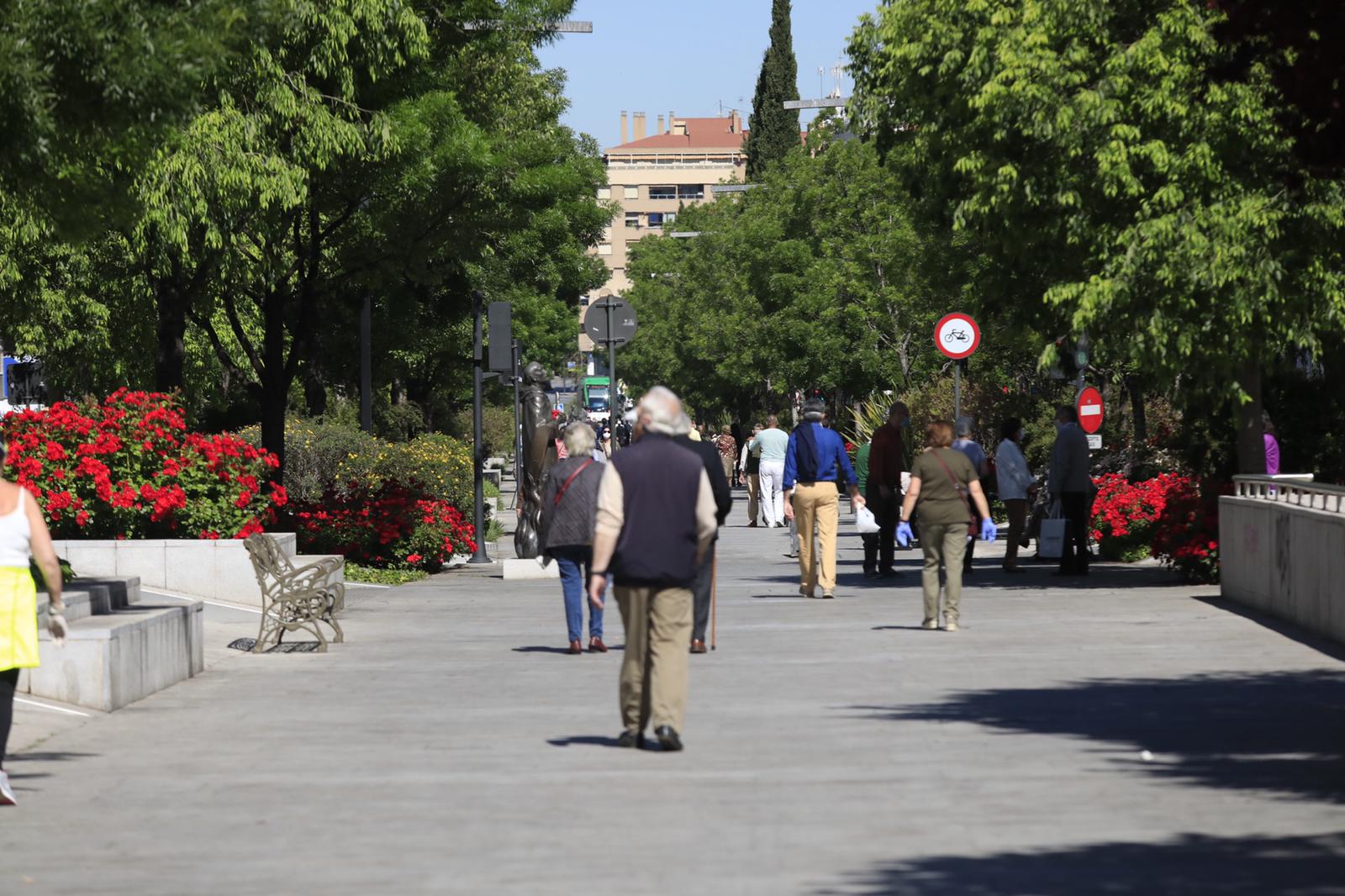 En el horario estipulado para hacerlo, las personas de más de 70 años han paseado de nuevo por las calles de la ciudad