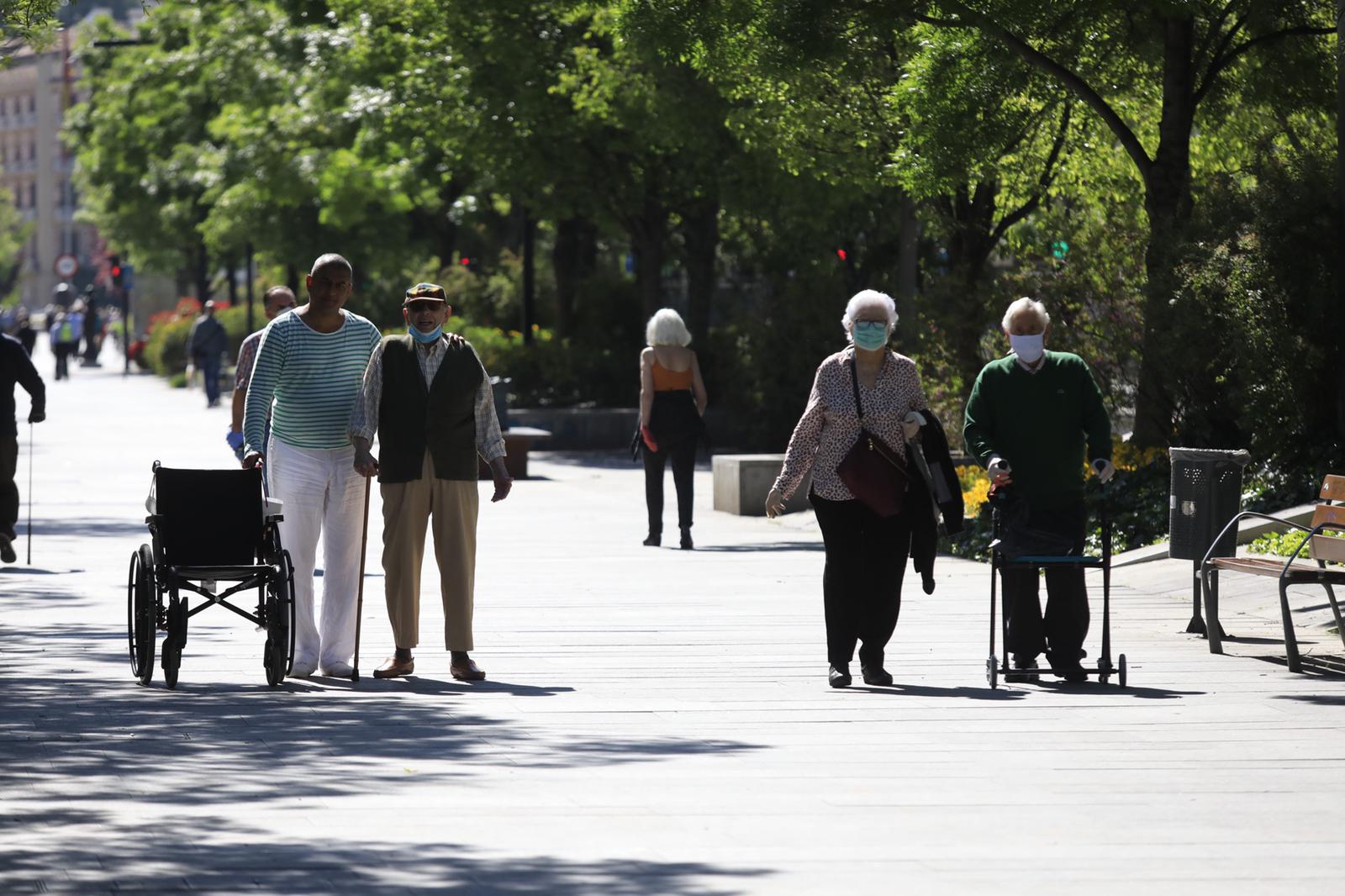 En el horario estipulado para hacerlo, las personas de más de 70 años han paseado de nuevo por las calles de la ciudad