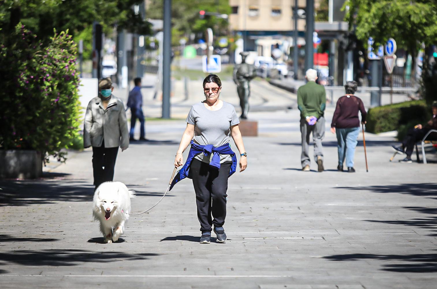 En el horario estipulado para hacerlo, las personas de más de 70 años han paseado de nuevo por las calles de la ciudad