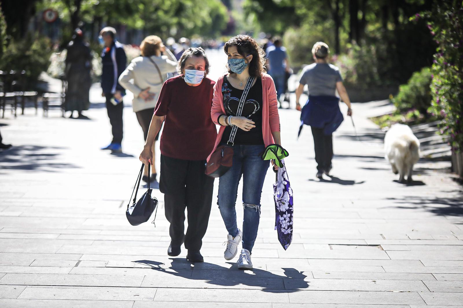 En el horario estipulado para hacerlo, las personas de más de 70 años han paseado de nuevo por las calles de la ciudad
