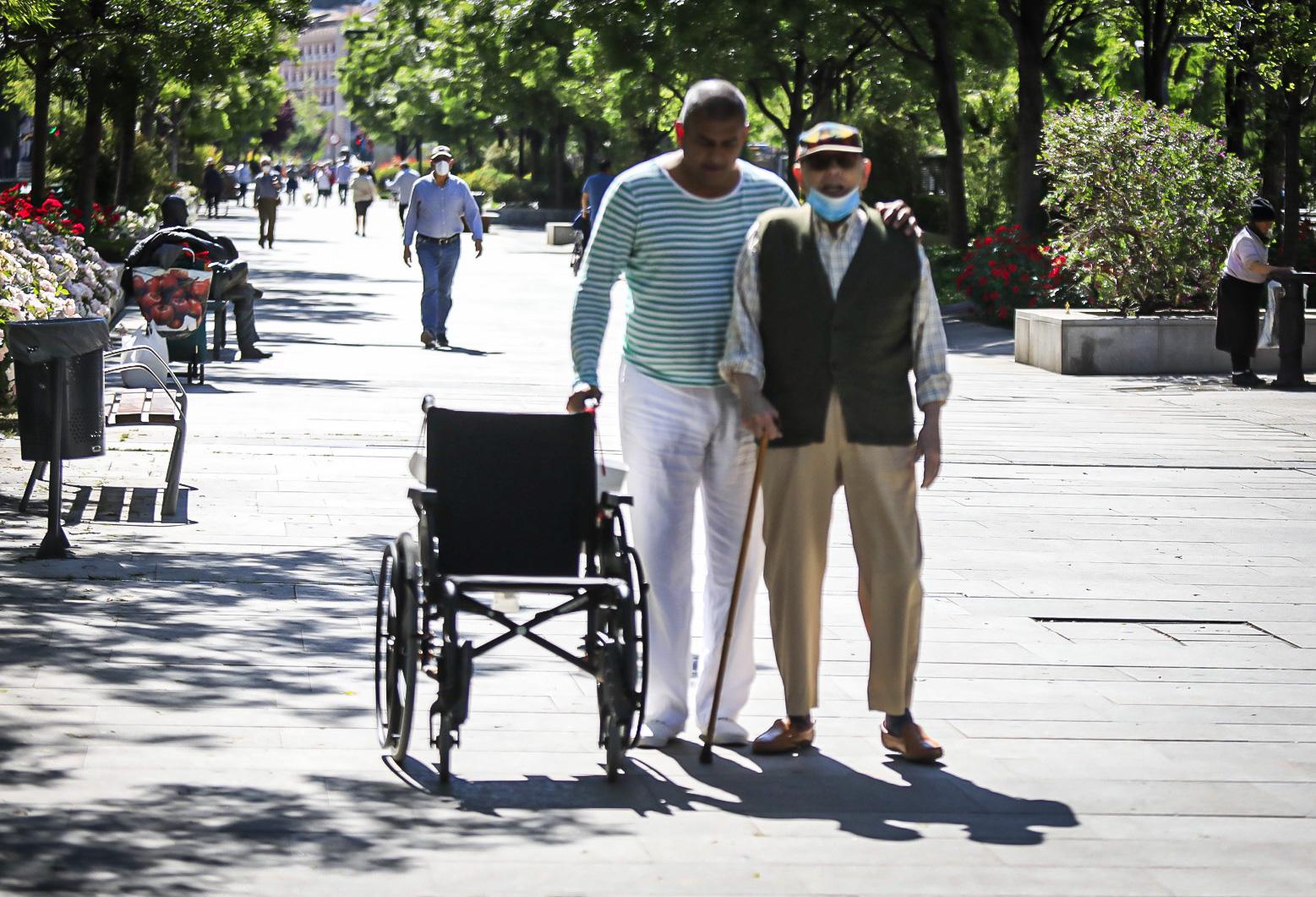 En el horario estipulado para hacerlo, las personas de más de 70 años han paseado de nuevo por las calles de la ciudad
