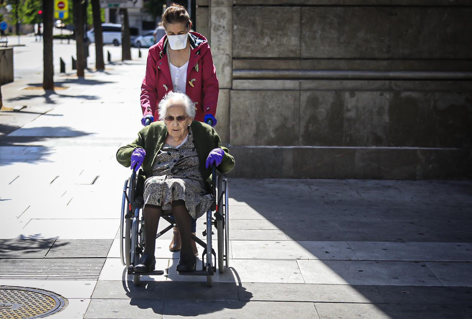 En el horario estipulado para hacerlo, las personas de más de 70 años han paseado de nuevo por las calles de la ciudad