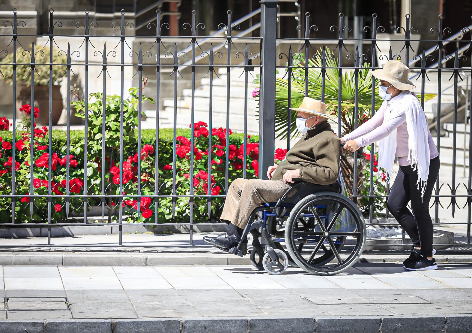 En el horario estipulado para hacerlo, las personas de más de 70 años han paseado de nuevo por las calles de la ciudad