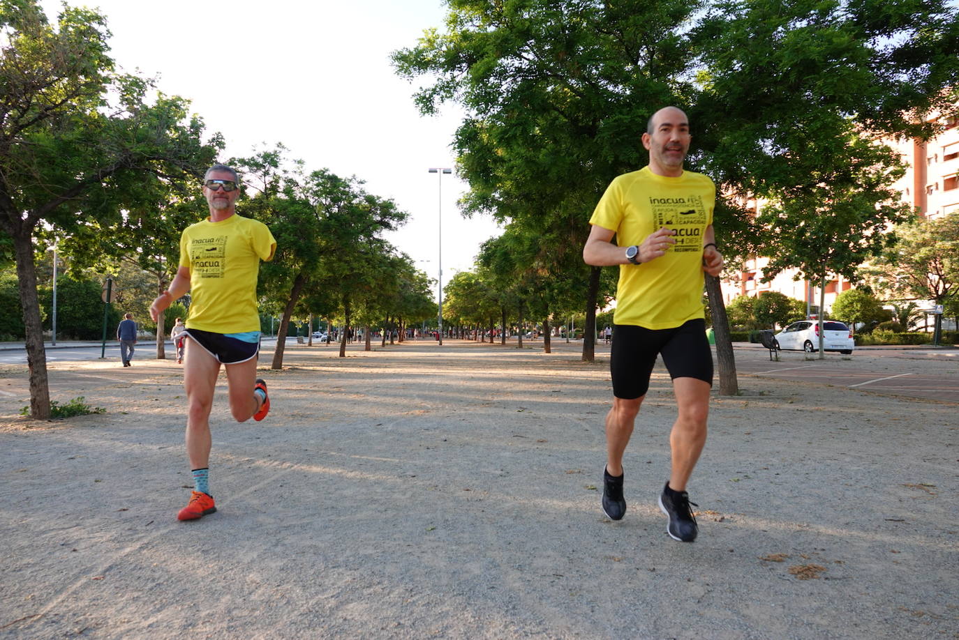 Las calles de la ciudad se han llenado de ciudadanos que han salido a las calles y plazas a partir de las 20.00 horas 