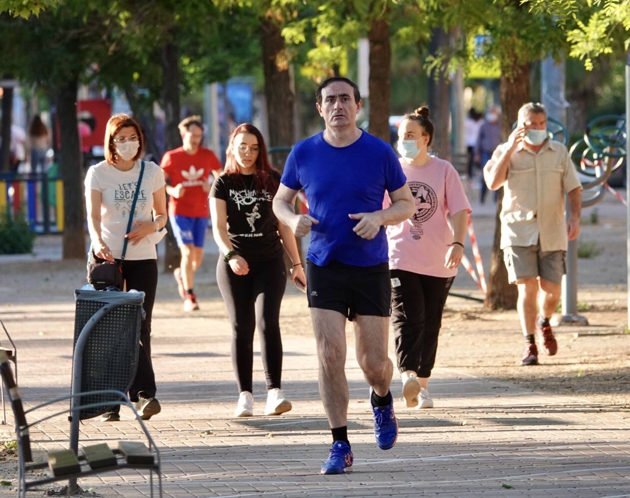 Las calles de la ciudad se han llenado de ciudadanos que han salido a las calles y plazas a partir de las 20.00 horas 