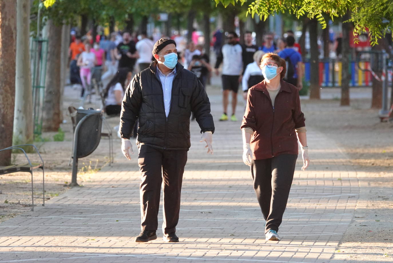 Las calles de la ciudad se han llenado de ciudadanos que han salido a las calles y plazas a partir de las 20.00 horas 