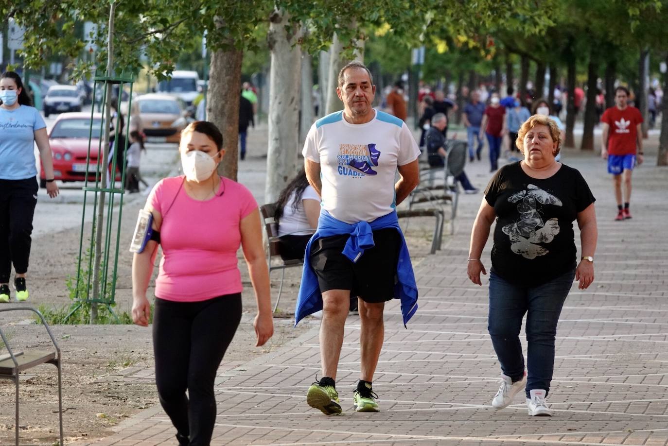 Las calles de la ciudad se han llenado de ciudadanos que han salido a las calles y plazas a partir de las 20.00 horas 