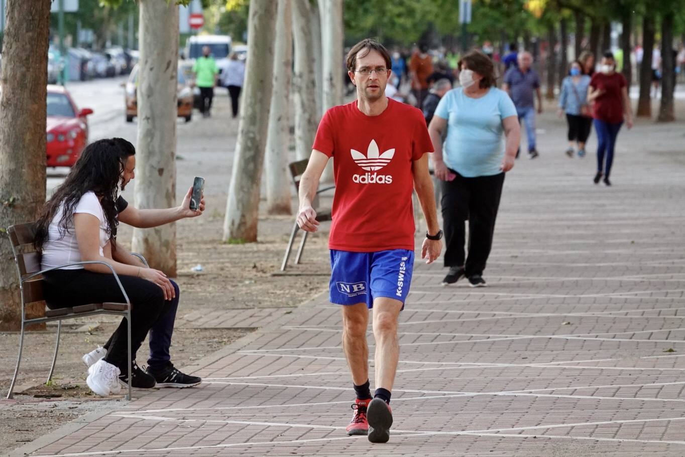 Las calles de la ciudad se han llenado de ciudadanos que han salido a las calles y plazas a partir de las 20.00 horas 