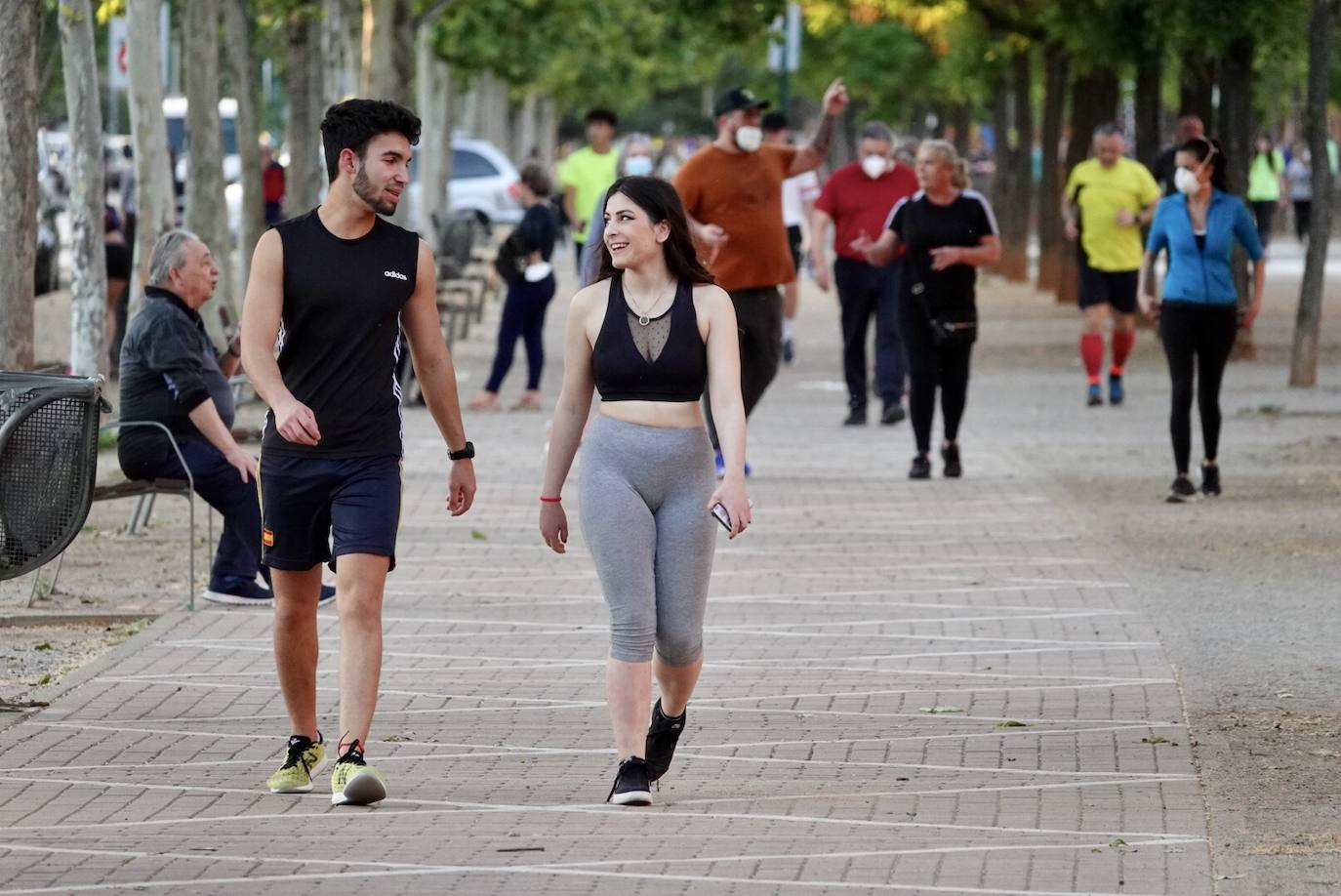 Las calles de la ciudad se han llenado de ciudadanos que han salido a las calles y plazas a partir de las 20.00 horas 