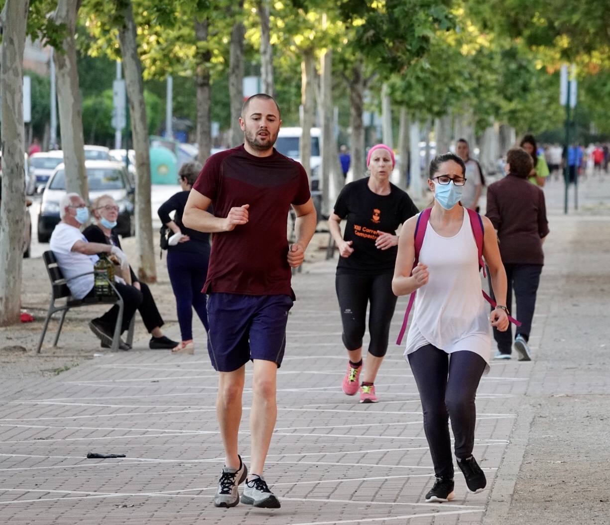 Las calles de la ciudad se han llenado de ciudadanos que han salido a las calles y plazas a partir de las 20.00 horas 