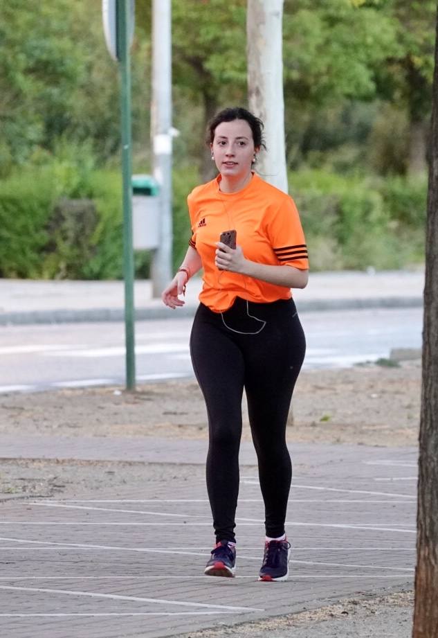 Las calles de la ciudad se han llenado de ciudadanos que han salido a las calles y plazas a partir de las 20.00 horas 