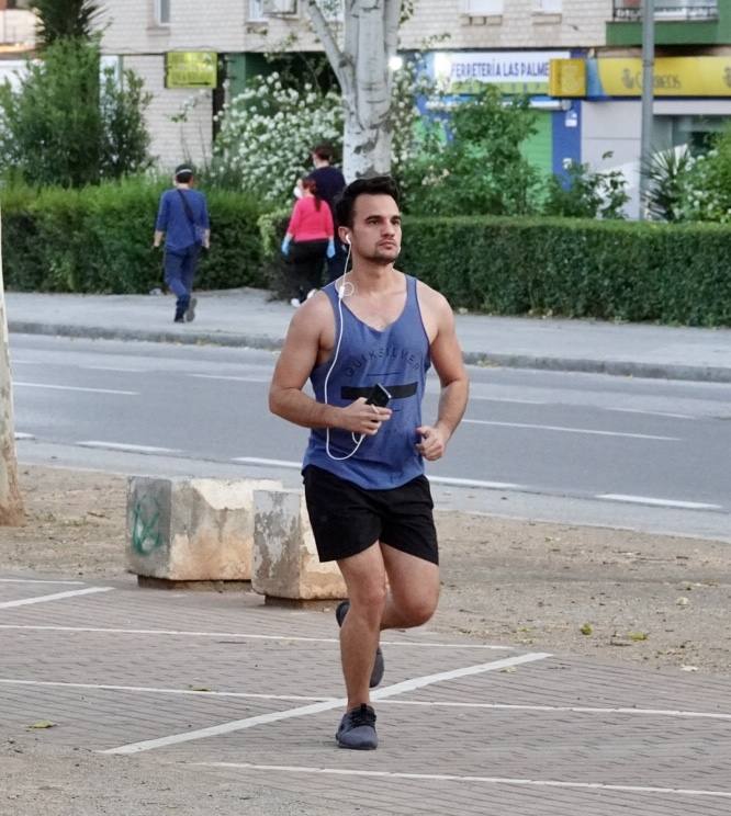 Las calles de la ciudad se han llenado de ciudadanos que han salido a las calles y plazas a partir de las 20.00 horas 