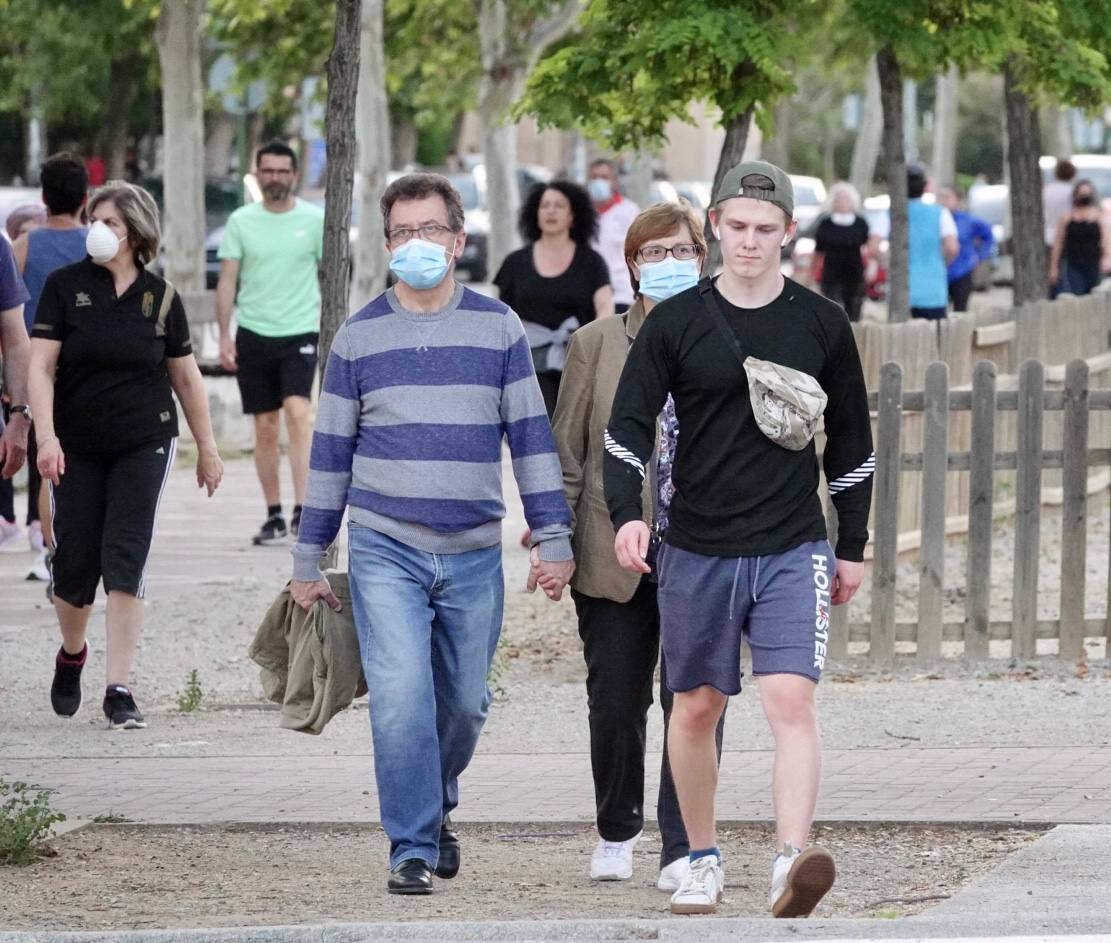 Las calles de la ciudad se han llenado de ciudadanos que han salido a las calles y plazas a partir de las 20.00 horas 