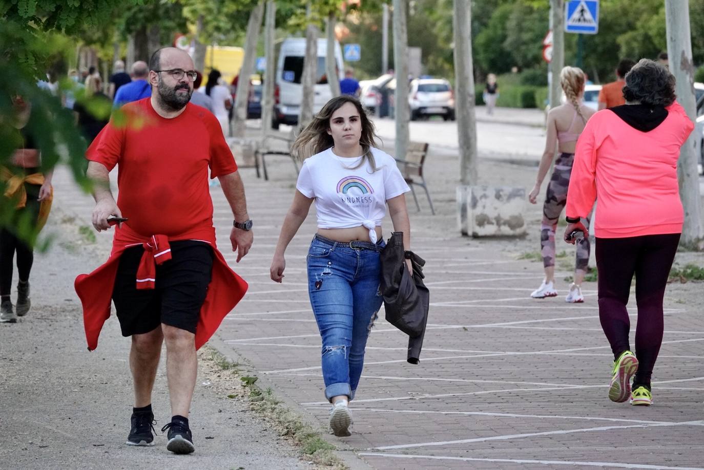 Las calles de la ciudad se han llenado de ciudadanos que han salido a las calles y plazas a partir de las 20.00 horas 