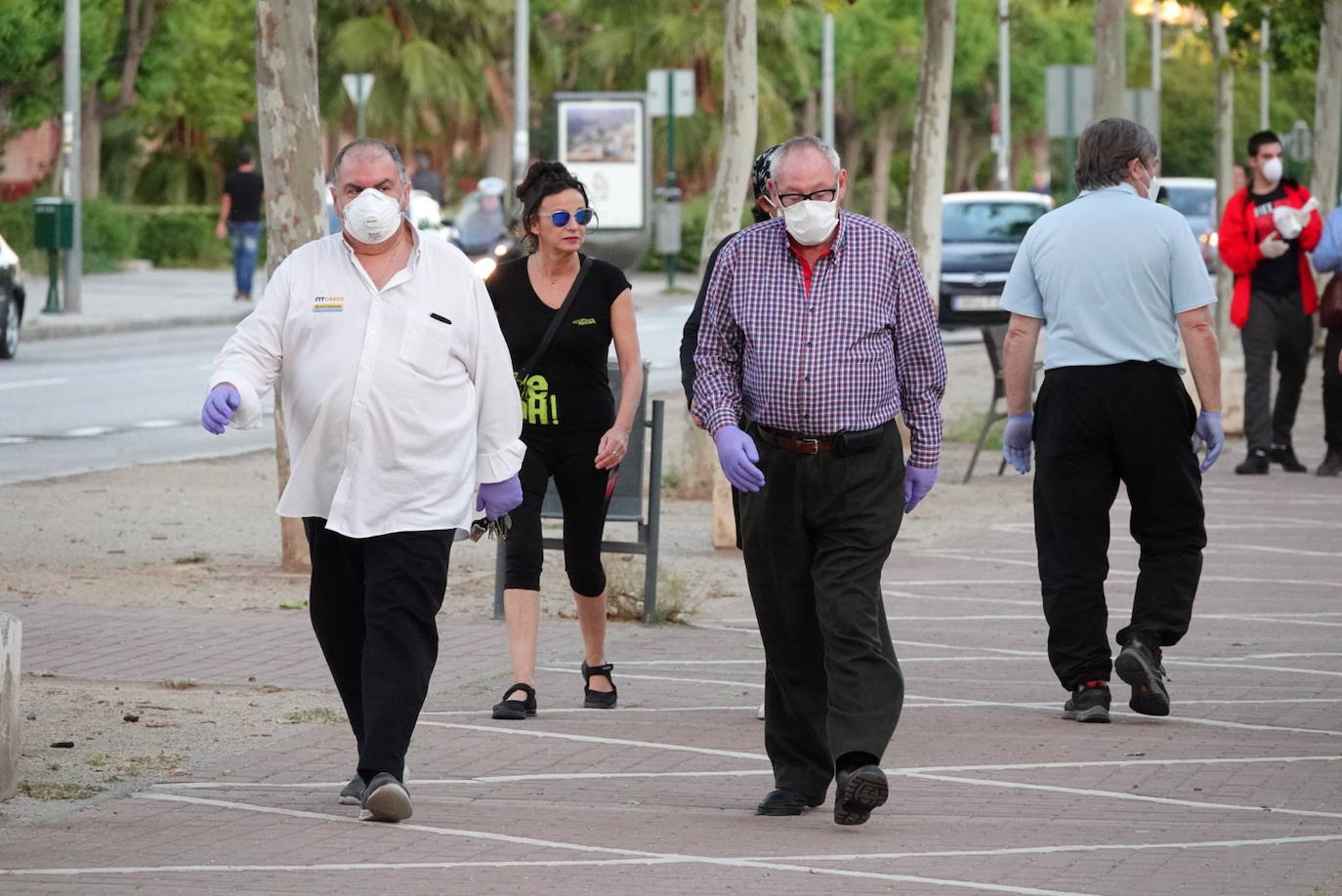 Las calles de la ciudad se han llenado de ciudadanos que han salido a las calles y plazas a partir de las 20.00 horas 