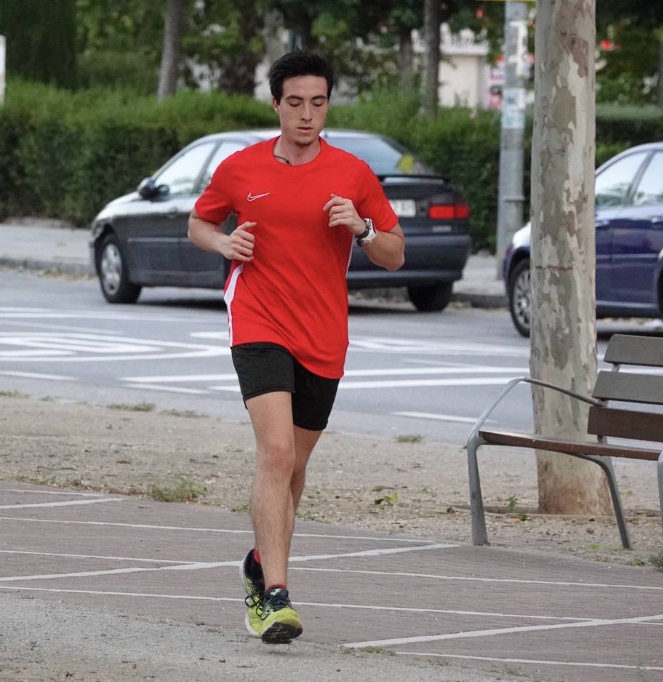 Las calles de la ciudad se han llenado de ciudadanos que han salido a las calles y plazas a partir de las 20.00 horas 