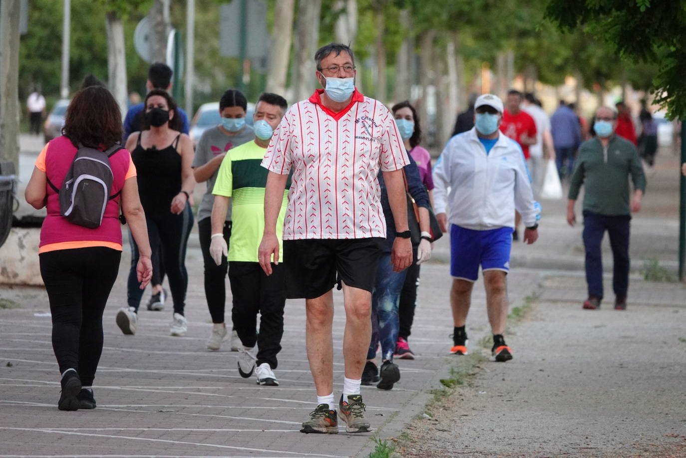 Las calles de la ciudad se han llenado de ciudadanos que han salido a las calles y plazas a partir de las 20.00 horas 