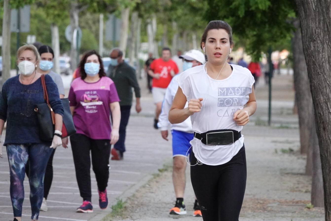 Las calles de la ciudad se han llenado de ciudadanos que han salido a las calles y plazas a partir de las 20.00 horas 