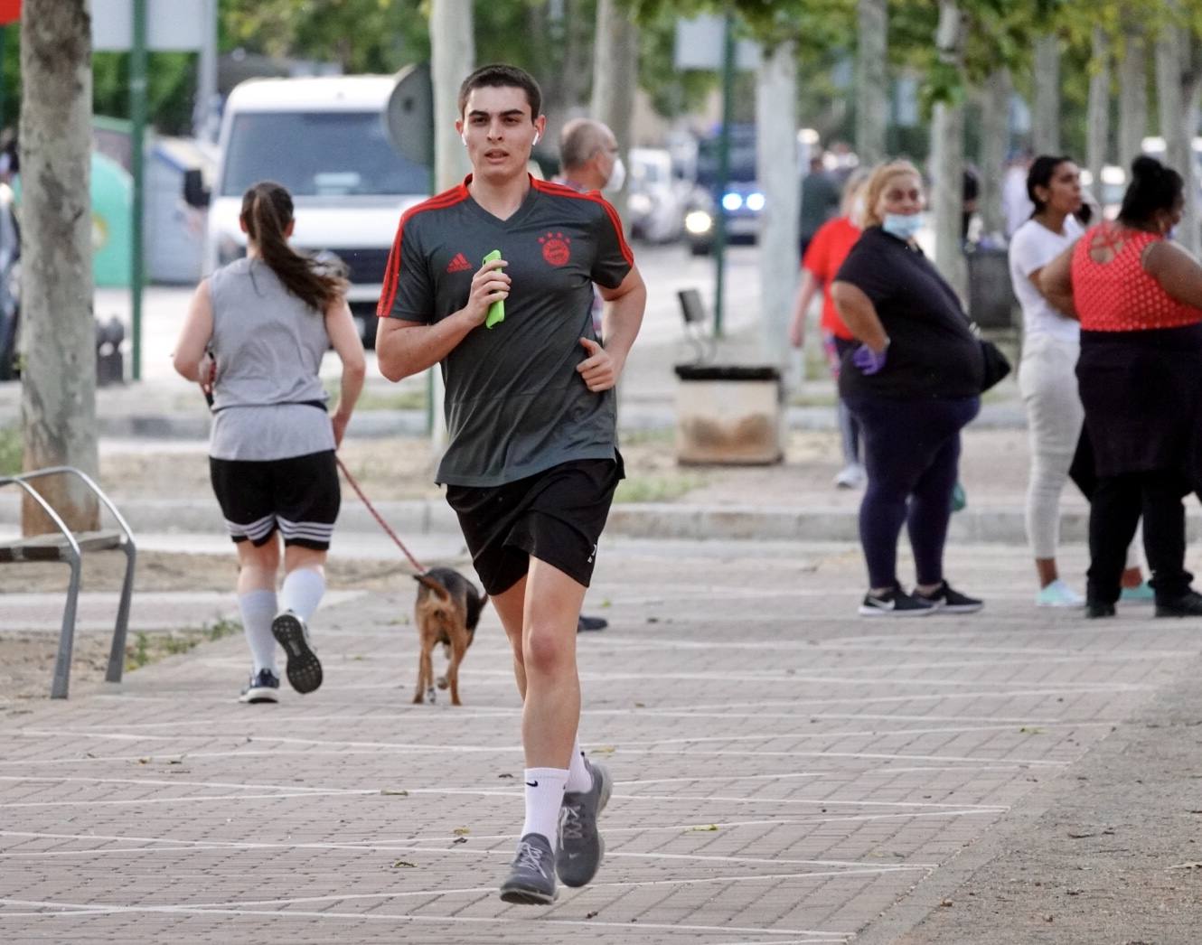 Las calles de la ciudad se han llenado de ciudadanos que han salido a las calles y plazas a partir de las 20.00 horas 