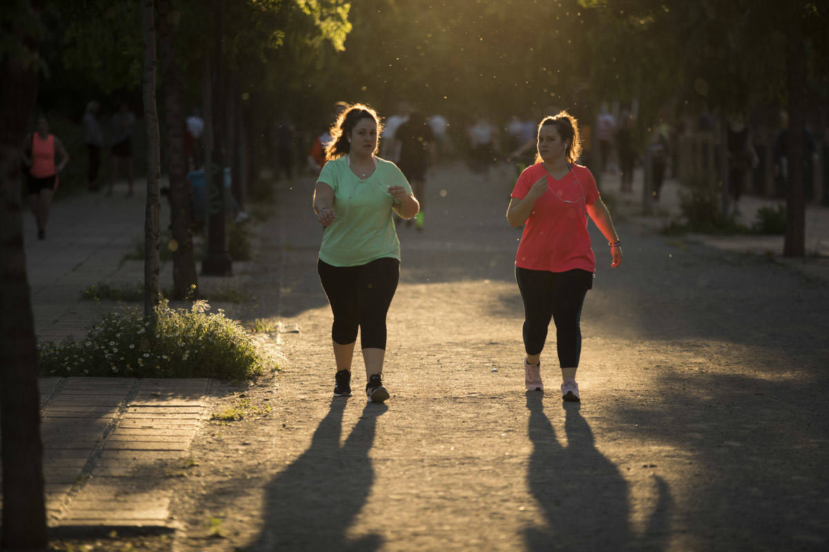 Las calles de la ciudad se han llenado de ciudadanos que han salido a las calles y plazas a partir de las 20.00 horas 