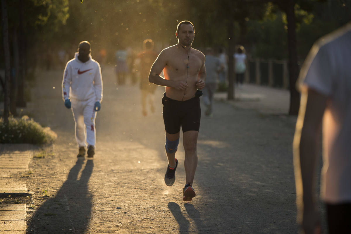 Las calles de la ciudad se han llenado de ciudadanos que han salido a las calles y plazas a partir de las 20.00 horas 