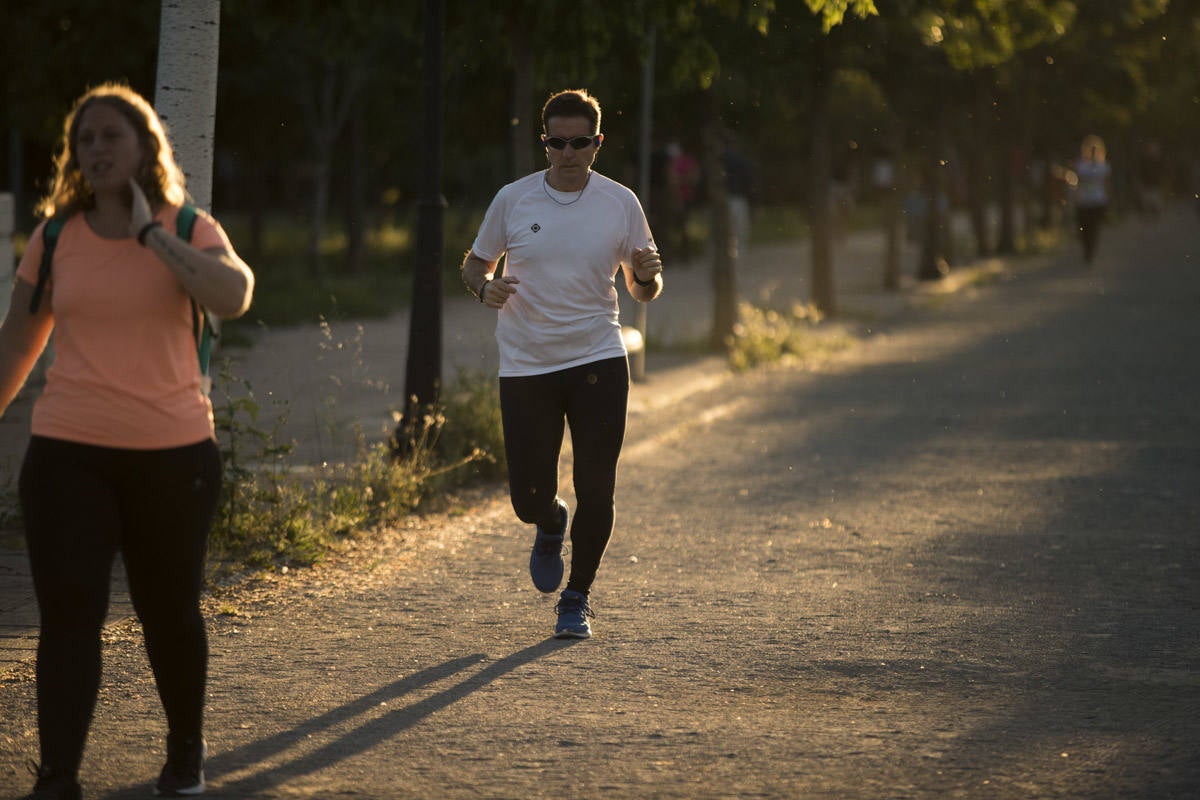 Las calles de la ciudad se han llenado de ciudadanos que han salido a las calles y plazas a partir de las 20.00 horas 