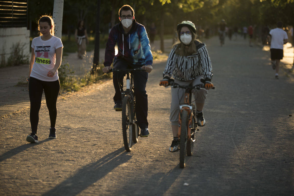 Las calles de la ciudad se han llenado de ciudadanos que han salido a las calles y plazas a partir de las 20.00 horas 
