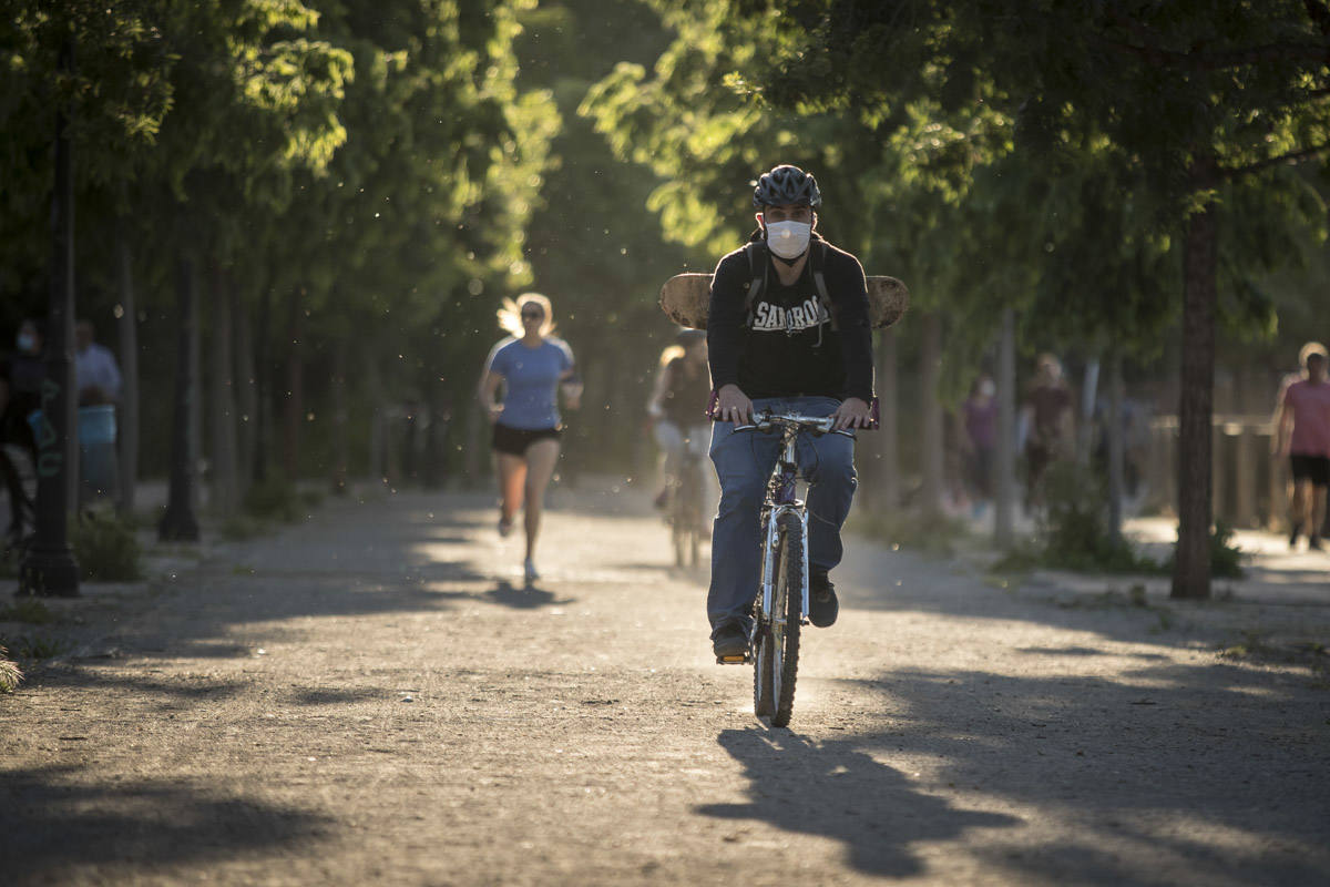 Las calles de la ciudad se han llenado de ciudadanos que han salido a las calles y plazas a partir de las 20.00 horas 