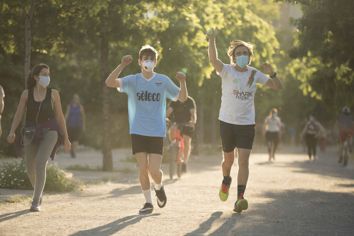 Las calles de la ciudad se han llenado de ciudadanos que han salido a las calles y plazas a partir de las 20.00 horas 