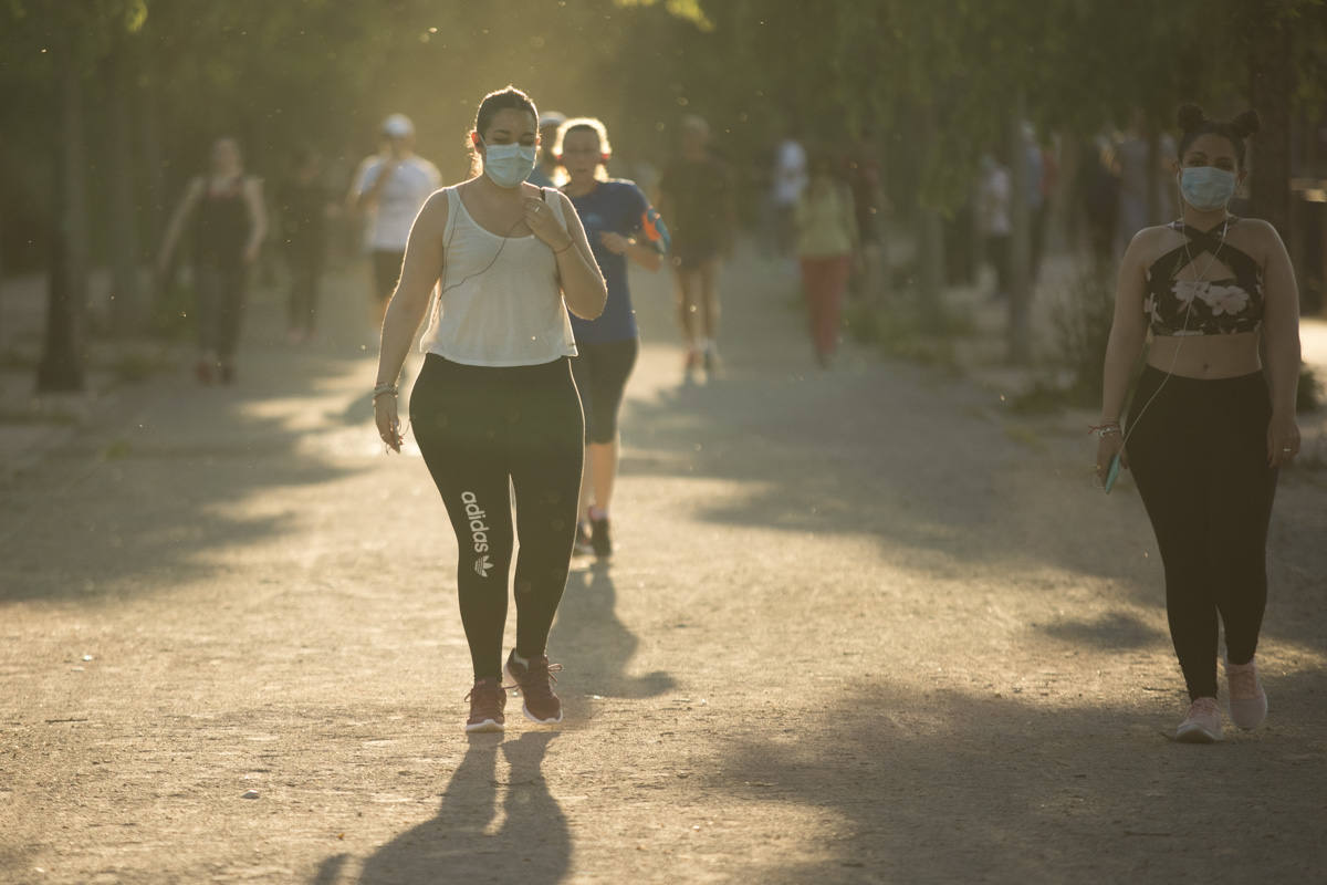 Las calles de la ciudad se han llenado de ciudadanos que han salido a las calles y plazas a partir de las 20.00 horas 