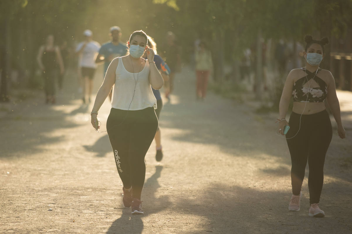 Las calles de la ciudad se han llenado de ciudadanos que han salido a las calles y plazas a partir de las 20.00 horas 