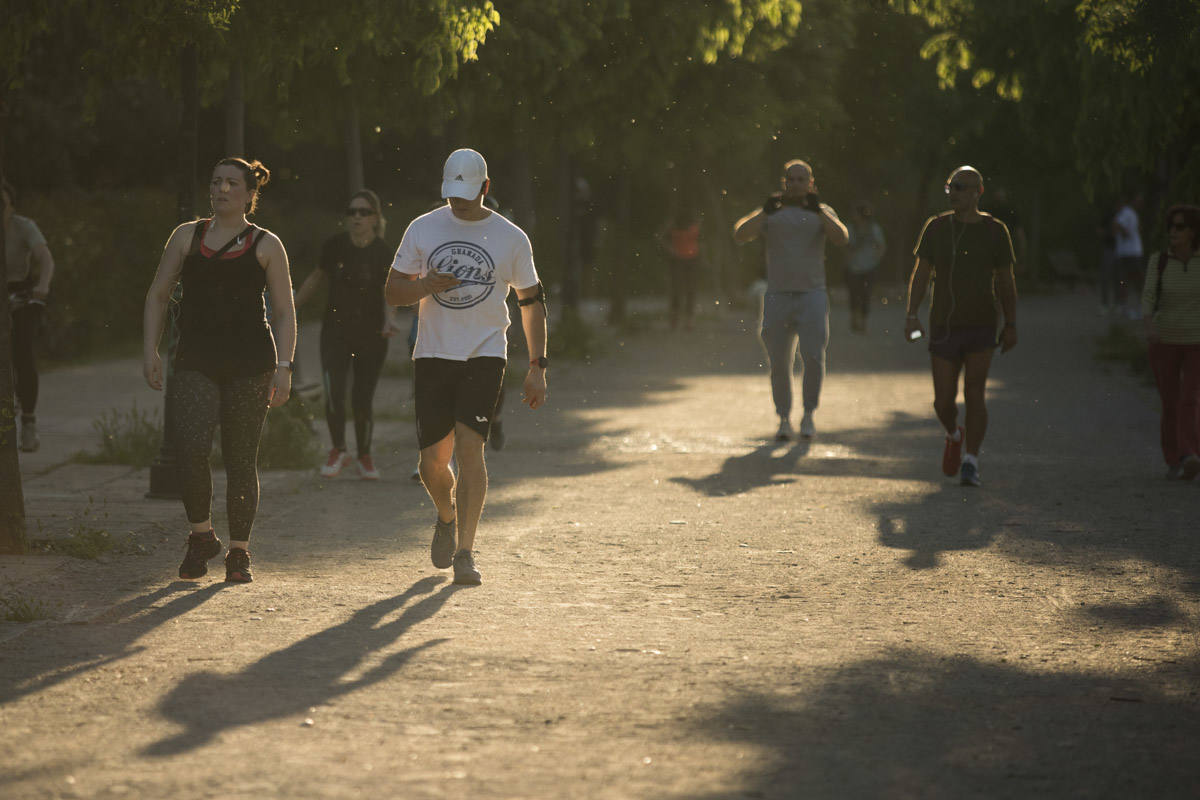 Las calles de la ciudad se han llenado de ciudadanos que han salido a las calles y plazas a partir de las 20.00 horas 