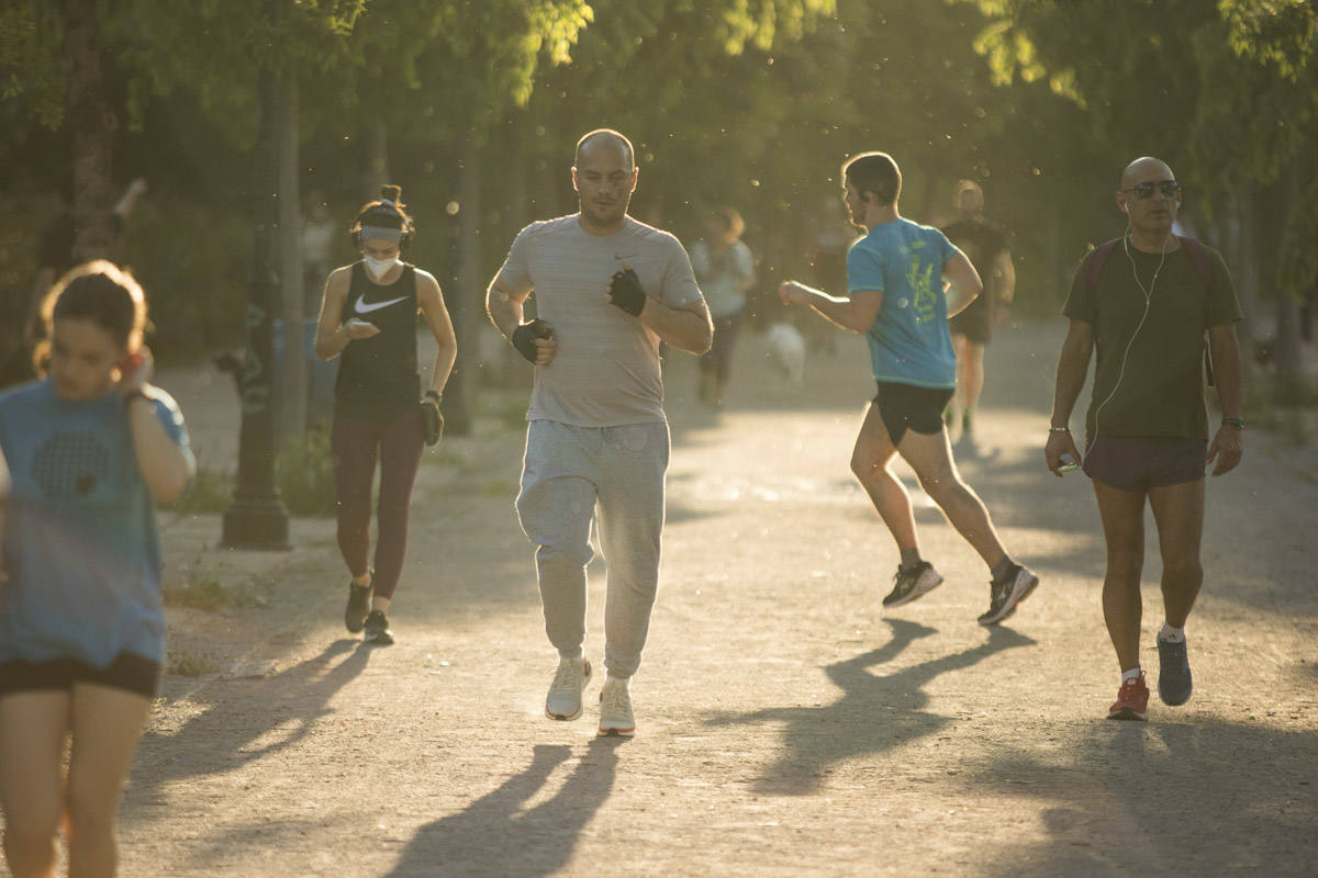 Las calles de la ciudad se han llenado de ciudadanos que han salido a las calles y plazas a partir de las 20.00 horas 