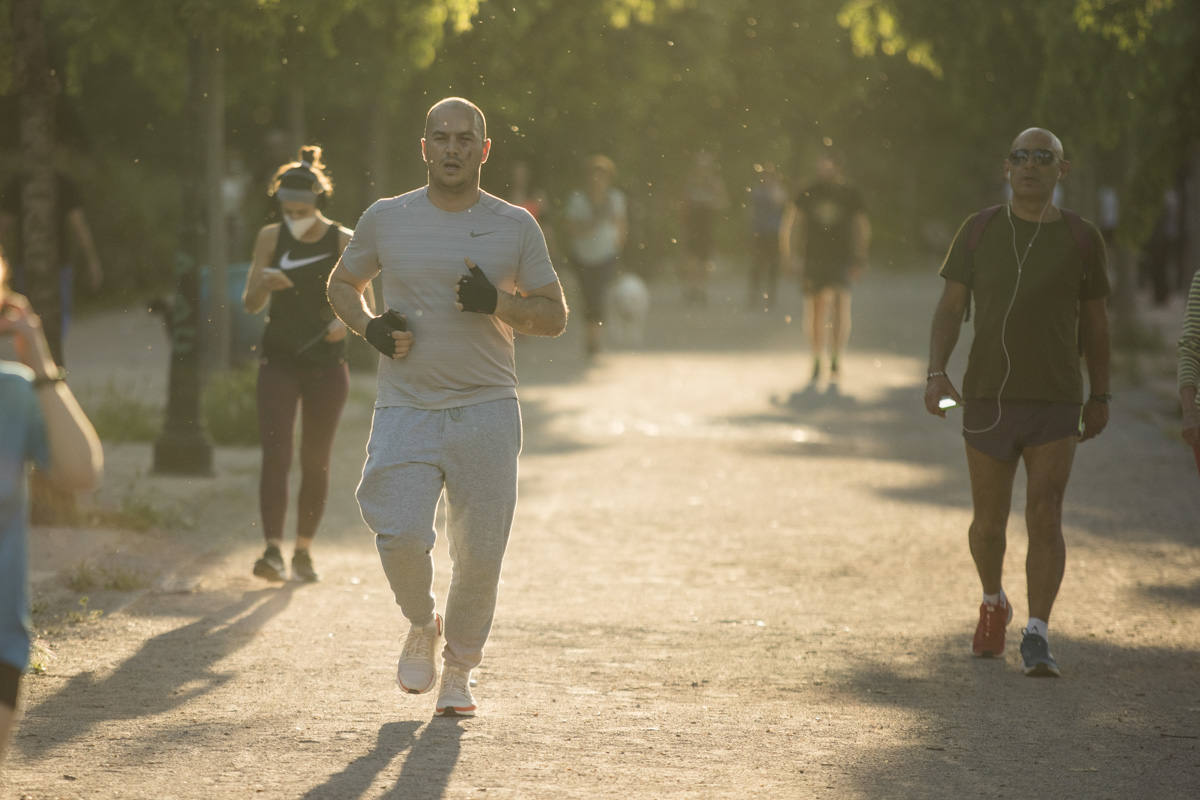 Las calles de la ciudad se han llenado de ciudadanos que han salido a las calles y plazas a partir de las 20.00 horas 