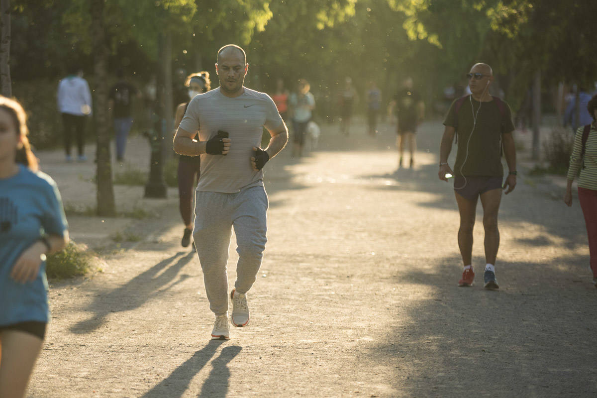 Las calles de la ciudad se han llenado de ciudadanos que han salido a las calles y plazas a partir de las 20.00 horas 