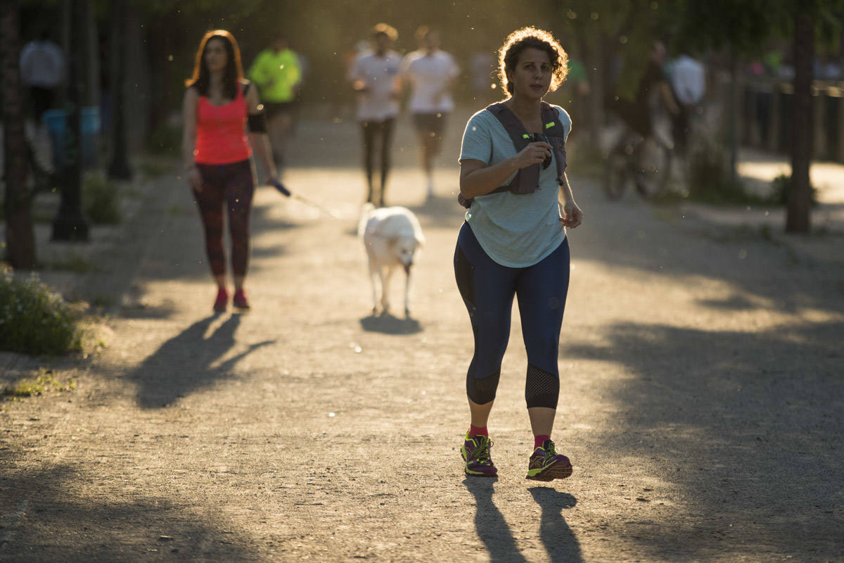 Las calles de la ciudad se han llenado de ciudadanos que han salido a las calles y plazas a partir de las 20.00 horas 