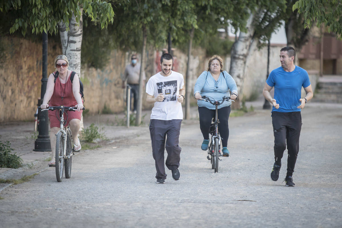 Las calles de la ciudad se han llenado de ciudadanos que han salido a las calles y plazas a partir de las 20.00 horas 