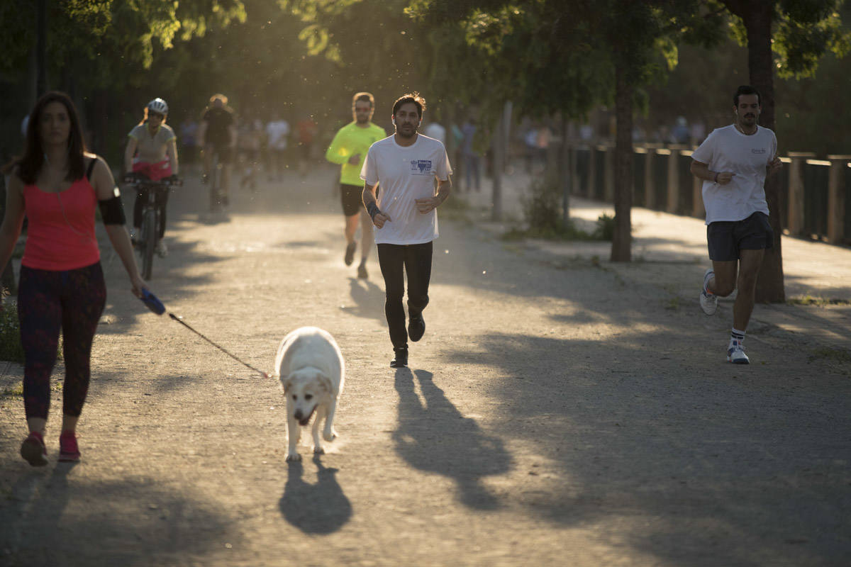Las calles de la ciudad se han llenado de ciudadanos que han salido a las calles y plazas a partir de las 20.00 horas 