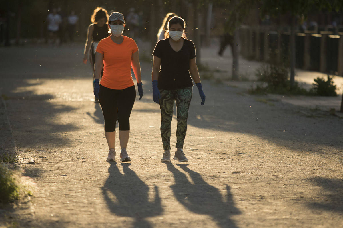 Las calles de la ciudad se han llenado de ciudadanos que han salido a las calles y plazas a partir de las 20.00 horas 