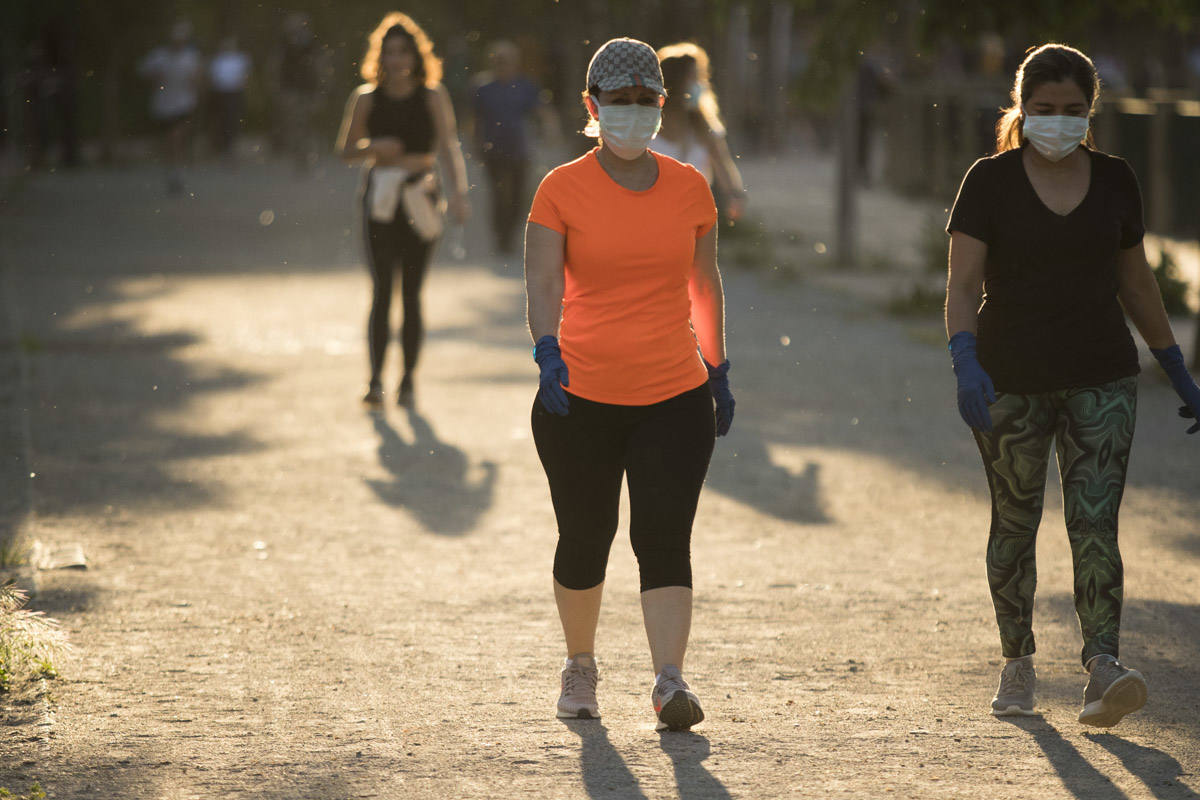 Las calles de la ciudad se han llenado de ciudadanos que han salido a las calles y plazas a partir de las 20.00 horas 