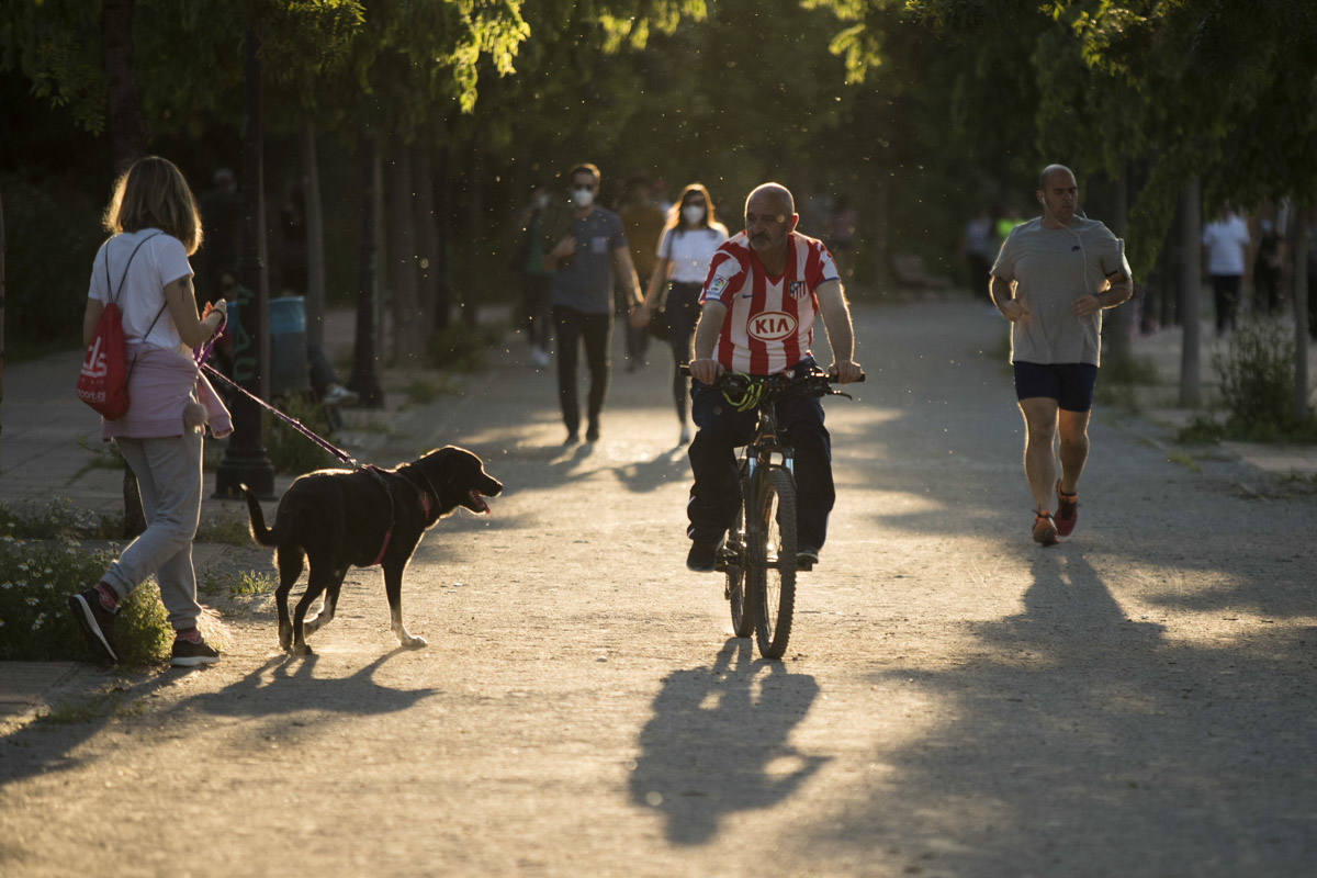 Las calles de la ciudad se han llenado de ciudadanos que han salido a las calles y plazas a partir de las 20.00 horas 