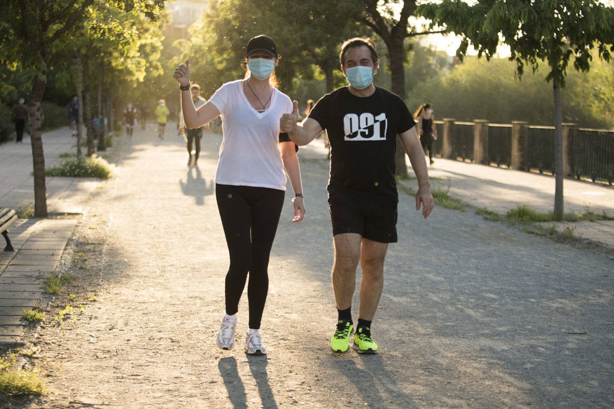 Las calles de la ciudad se han llenado de ciudadanos que han salido a las calles y plazas a partir de las 20.00 horas 