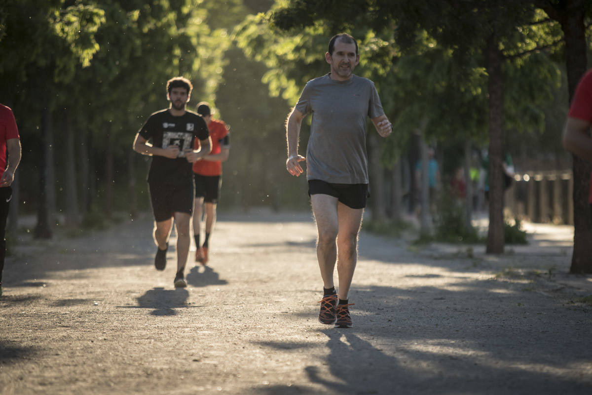 Las calles de la ciudad se han llenado de ciudadanos que han salido a las calles y plazas a partir de las 20.00 horas 