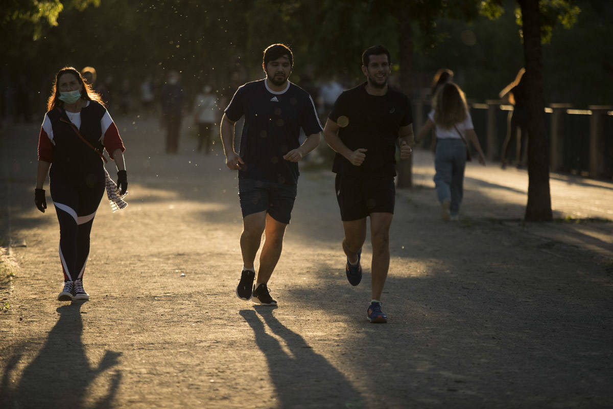 Las calles de la ciudad se han llenado de ciudadanos que han salido a las calles y plazas a partir de las 20.00 horas 