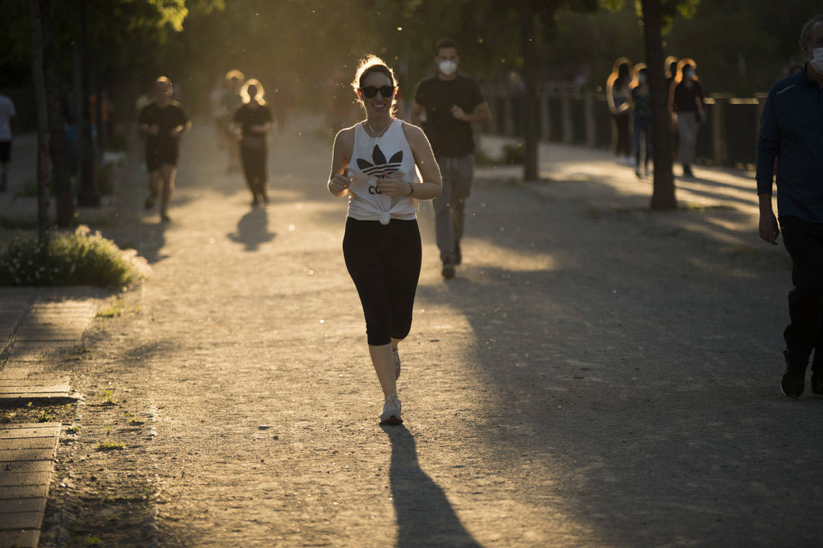 Las calles de la ciudad se han llenado de ciudadanos que han salido a las calles y plazas a partir de las 20.00 horas 