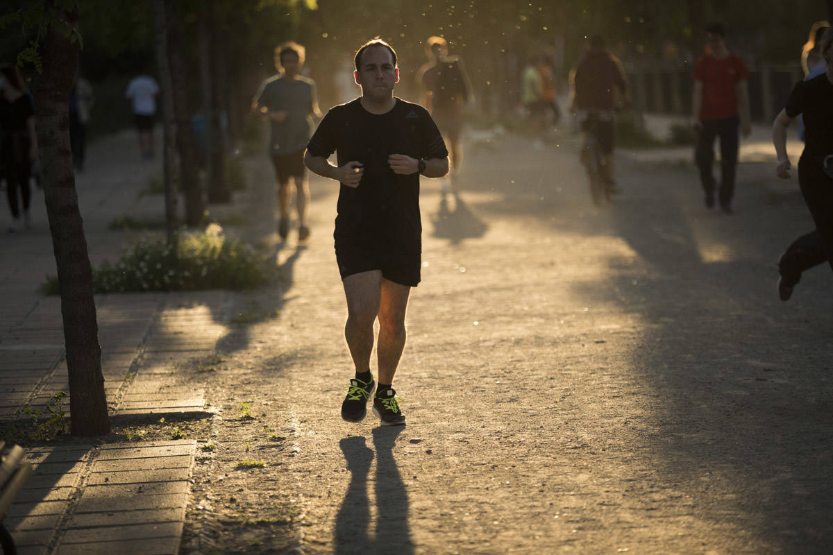 Las calles de la ciudad se han llenado de ciudadanos que han salido a las calles y plazas a partir de las 20.00 horas 