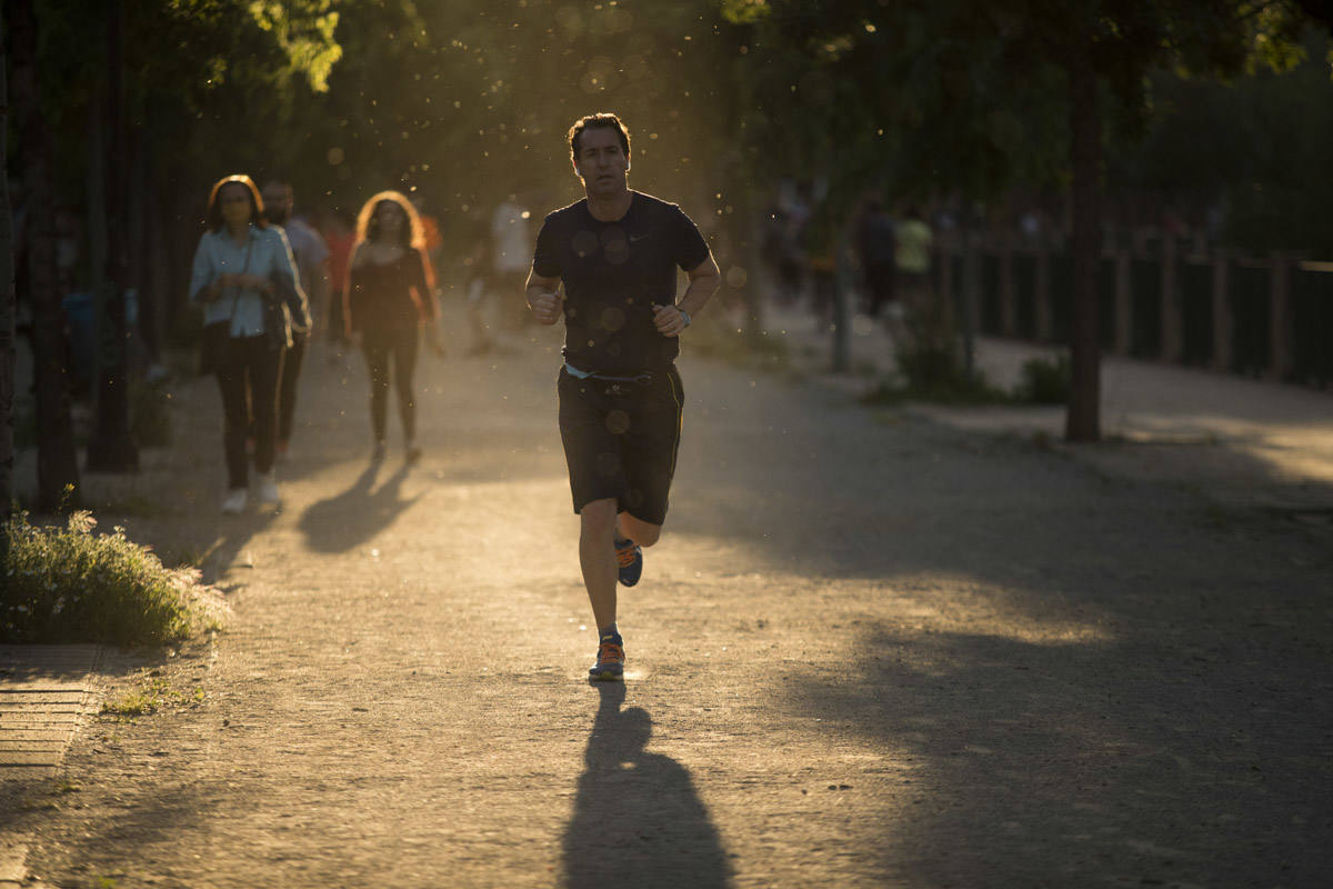 Las calles de la ciudad se han llenado de ciudadanos que han salido a las calles y plazas a partir de las 20.00 horas 